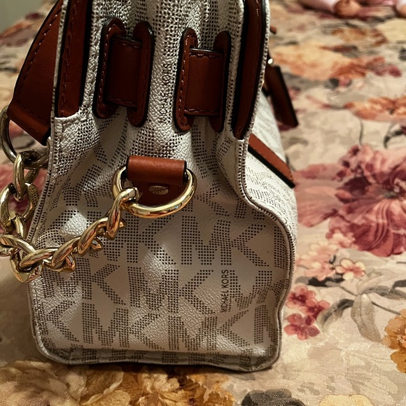 Michael Kors Signature White Handbag with Snap closure - Picture 2 of 9